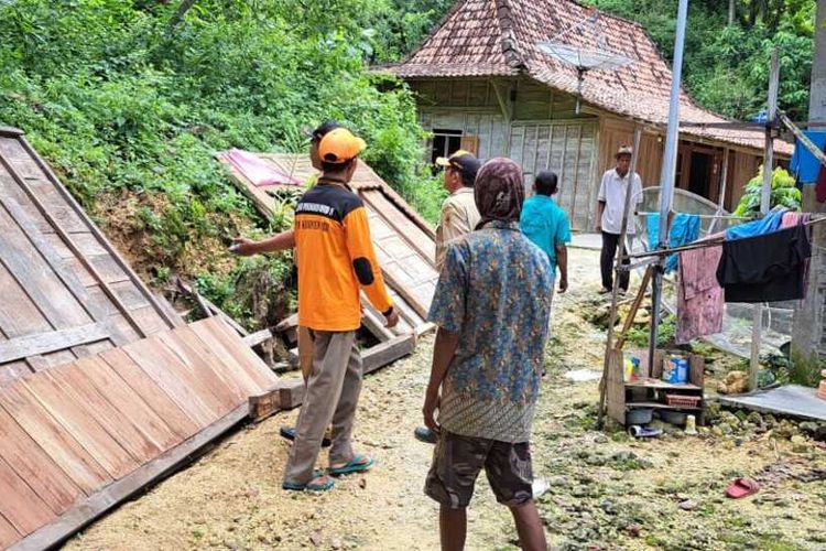 Fenomena tanah bergerak merusak sejumlah rumah warga lereng Pegunungan Kendeng di Dukuh Njaten Lor, Desa Beketel, Kecamatan Kayen, Kabupaten Pati, Jawa Tengah.