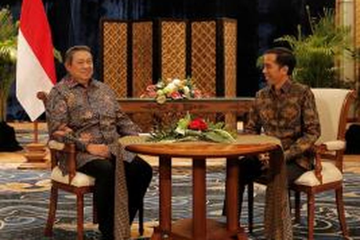 Presiden ke-6 Susilo Bambang Yudhoyono dan Presiden Joko Widodo melakukan pertemuan empat mata membahas proses transisi kepemimpinan, di Laguna Resort and Spa, Nusa Dua, Bali, Rabu (27/8) malam. (foto: abror/presidenri.go.id)