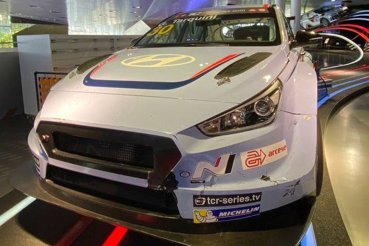 Mobil juara Hyundai Elantra N pada ajang TCR 2023.