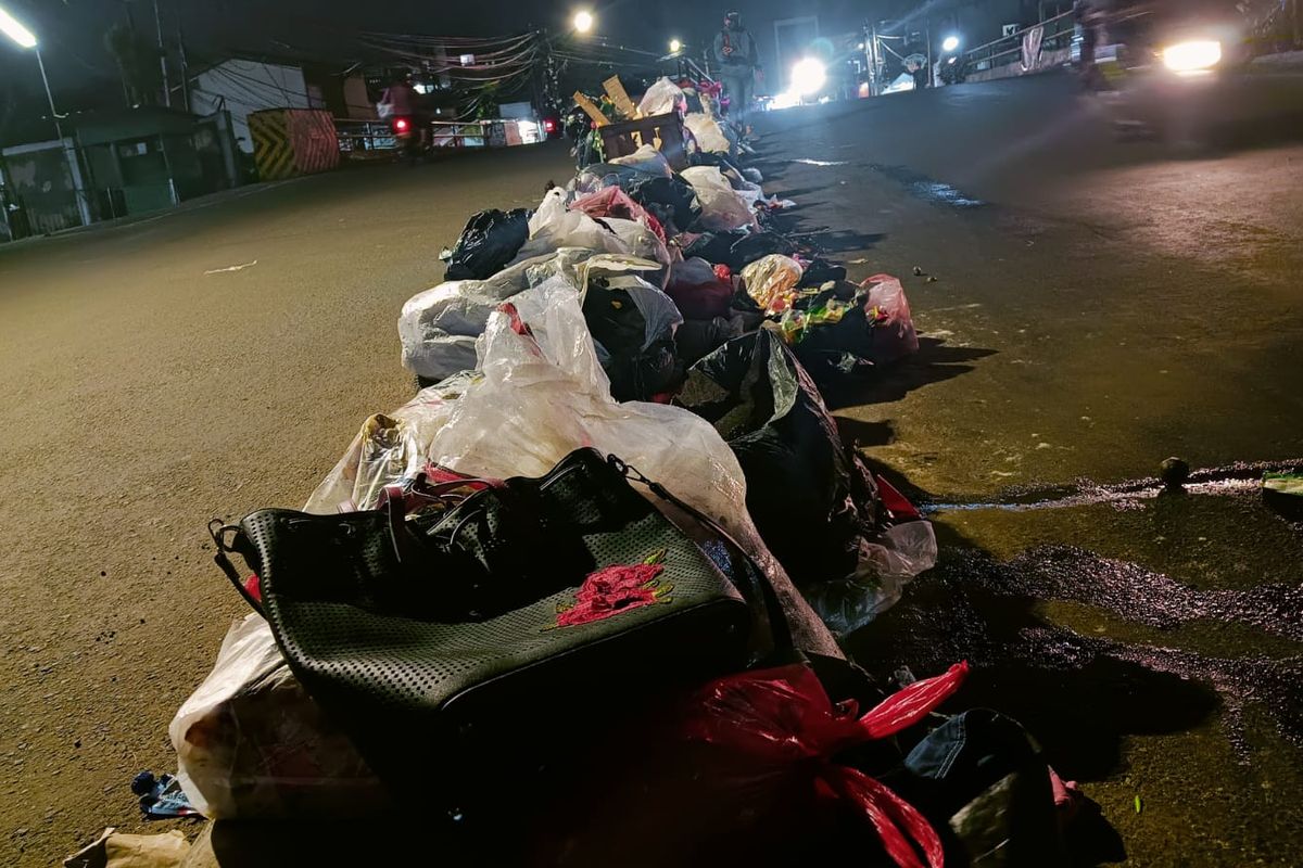 Tumpukan sampah di Jalan Raden Patah, Parung Serab, Kecamatan Ciledug, Kota Tangerang, Selasa (3/1/2023).