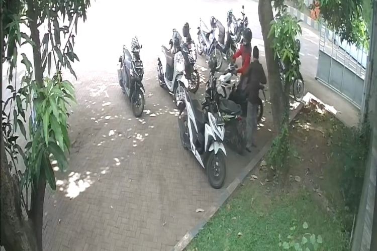 Foto: Screenshot CCTV aksi pencurian motor di Pemkab Situbondo pada Rabu (26/4/2023).