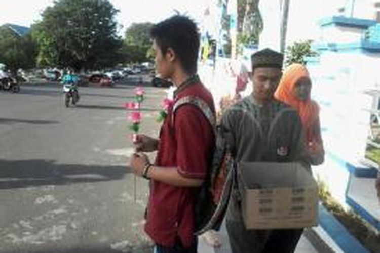 Remaja masjid Kota Bengkulu membagikan 1.000 bungan dan PIN bergambar Jokowi Dodo
