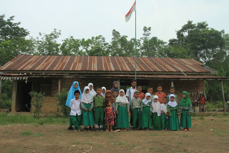 Para murid di Sekolah Dasar (SD) Muhammadiyah 4 Filial yang terletak di Desa Saluran, RT 36, Kecamatan Talang Kelapa, Kabupaten Banyuasin, Sumatera Selatan.