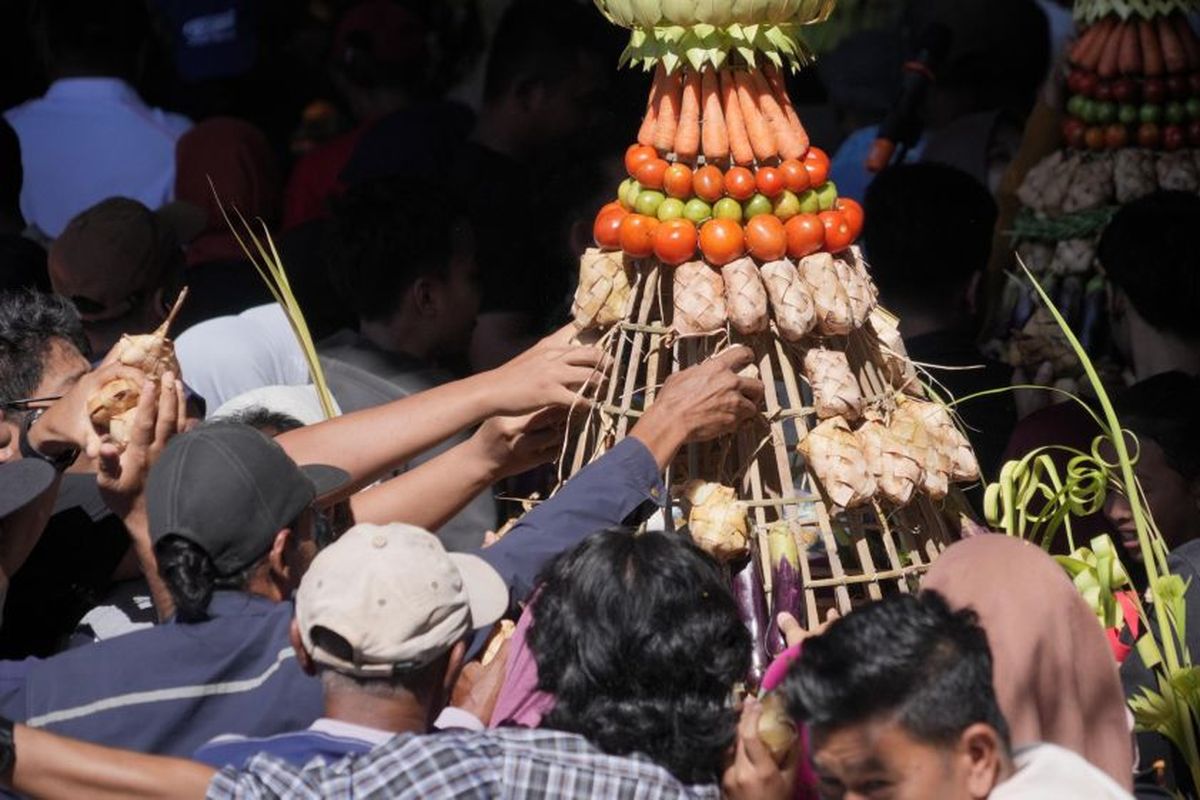 Meriahnya Grebeg Syawalan di Klaten, Warga Berebut 1.000 Ketupat