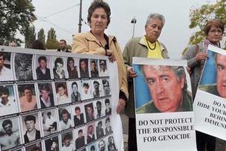 Para ibu korban pembantaian Srebrenica, Bosnia, membawa foto para korban dan menenteng foto pemimpin Serbia-Bosnia, Radovan Karadzic saat berunjuk rasa di depan Pengadilan HAM Eropa di Strasbourg, Perancis, Kamis (11/10/2012).
