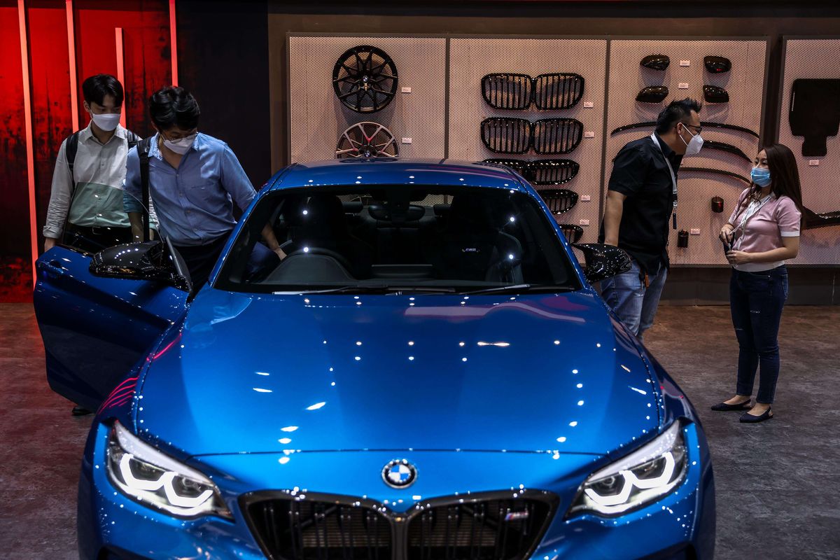 Suasana saat pameran mobil BMW dan MINI di ajang Gaikindo Indonesia International Auto Show (GIIAS) 2021 di ICE, BSD, Tangerang Selatan, Kamis (11/11/2021). Dalam pameran tersebut, kedua merek bakal menampilan kurang lebih 27 kendaraan display dan booth BMW Group bakal menyediakan customer lounge, BMW M Performance Corner, BMW dan MINI Lifestyle Collection, sampai area test drive khusus untuk kendaraan terbaru dari BMW dan MINI.