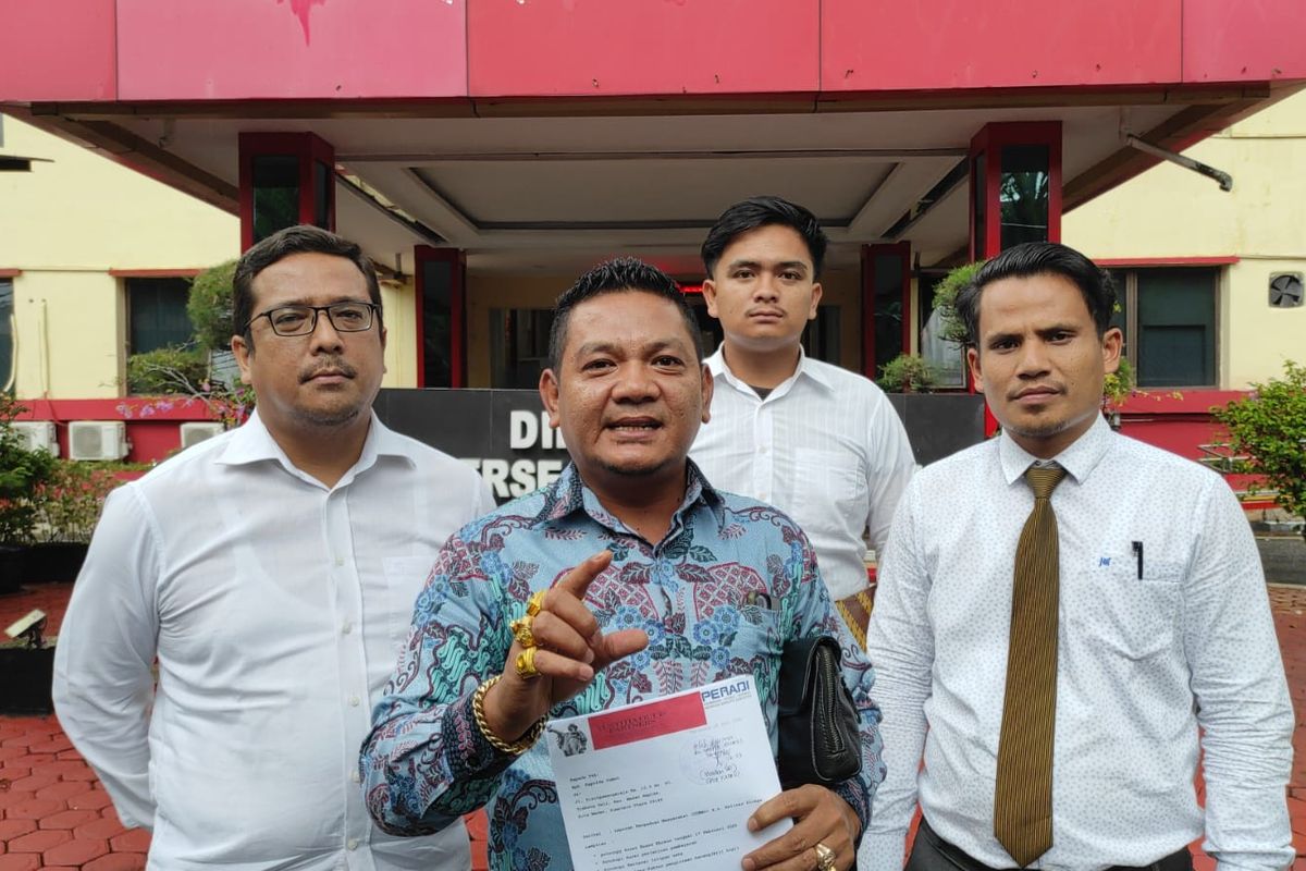 Olsen Lumbantobing saat membuat laporan penipuan yang dialami kliennya, dalam kasus jual beli kopi sebesar Rp 12 Miliar di Mapolda Sumut, Sabtu (28/6/2025)   
