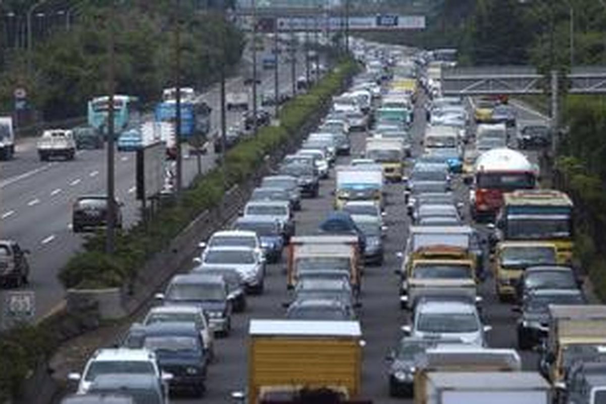 Antrean kendaraan di Tol Tangerang-Jakarta di Kawasan Kebon Jeruk, Jakarta Barat, mencapai lebih dari 3,5 kilometer, Senin (21/1/2013). Lalu lintas Jakarta kebali ramai setelah sekitar lima hari lengang karena banjir.