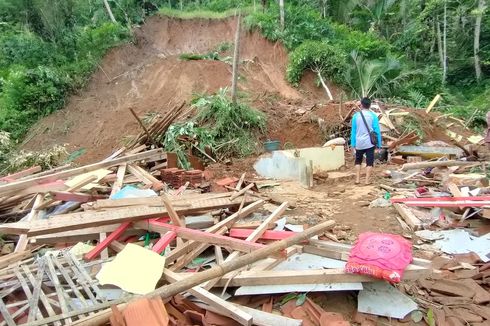 Evakuasi Jasad Korban Longsor Makan Waktu 3 Jam karena Alat Berat Tak Kunjung Datang