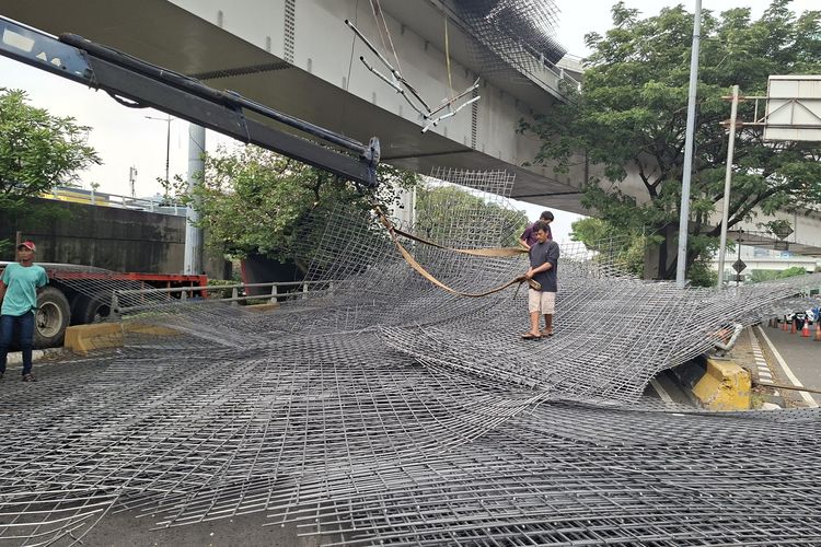 Satu Lajur Tol Kebon Jeruk Arah Tanjung Priok Dibuka, Evakuasi Besi Masih Berlangsung