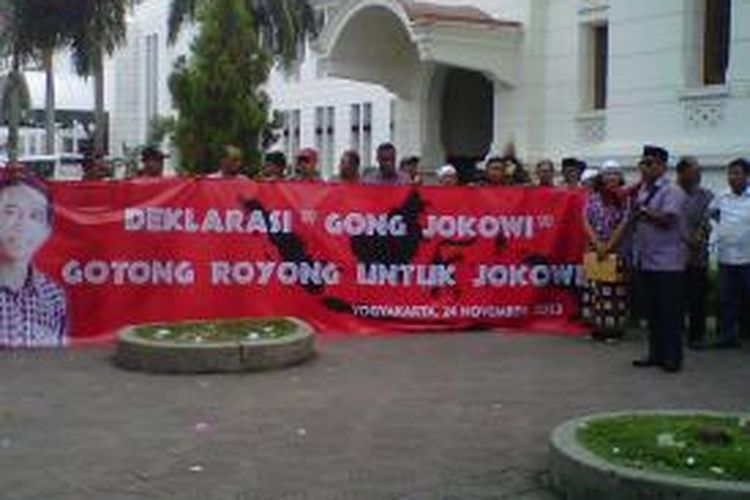 Komunitas Gong Jokowi saat mengelar deklarasi di depan kantor pos Besar Yogyakarta