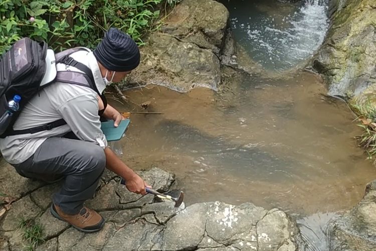 Seorang anggota tim dari PVMBG Badan Geologi mengecek batuan di lokasi Dusun Cihurang, Desa Limusnunggal, Kecamatan Bantargadung, Sukabumi, Jawa Barat, Senin (28/3/2022).