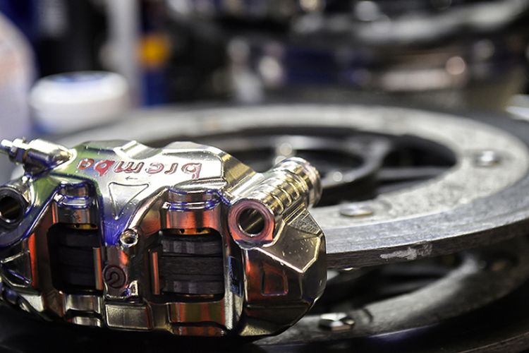 Kaliper rem belakang Valentino Rossi yang didesain khusus untuk modifikasi rem jempol.