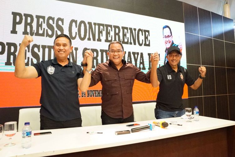 Presiden klub (tengah), Dodi Reza Alex Noerdin, Manager Sriwijaya FC (kiri), Ucok Hidayat, bersama pelatih kepala Sriwijaya FC, Rahmad Darmawan, Jumat (24/11/2017).
