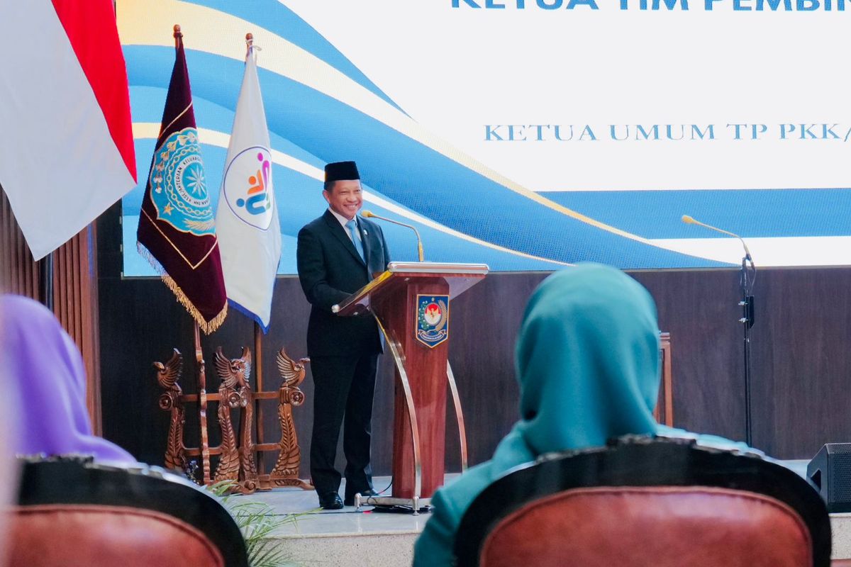 Menteri Dalam Negeri (Mendagri) Muhammad Tito Karnavian saat menghadiri Pelantikan Penjabat (Pj) Ketua TP PKK dan Ketua Tim Pembina Posyandu Provinsi Papua, di Gedung Sasana Bhakti Praja (SBP), Kantor Pusat Kementerian Dalam Negeri (Kemendagri), Jakarta, Senin (14/7/2025).