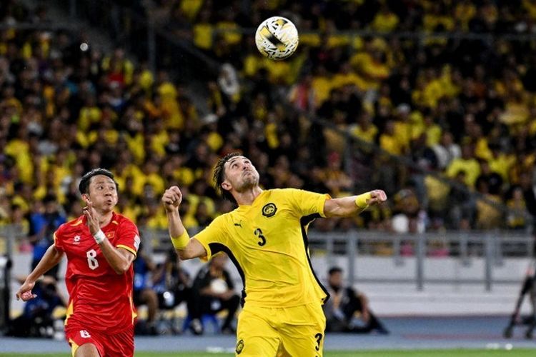 Pemain Timnas Malaysia, Facundo Tomas Garces, menjadi salah satu pemain naturalisasi bermasalah yang turun dalam laga Malaysia vs Vietnam di putaran ketiga Kualifikasi Piala Asia 2027 pada 10 Juni 2025.(Photo by Mohd RASFAN / AFP)