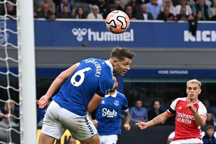 Leandro Trossard kala mencetak gol dalam laga pekan kelima Liga Inggris 2023-2024 antara Everton vs Arsenal di Goodison Park, 17 September 203. (Photo by Paul ELLIS / AFP)