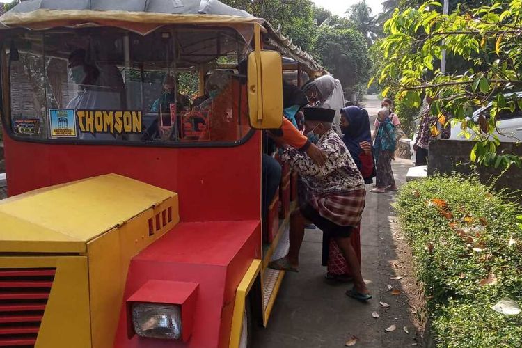 Para lansia di Desa Mangungsari, Kecamatan Sawangan, Kabupaten Magelang, Jawa Tengah, dijemput dan diantara ke lokasi kegiatan vaksinasi Covid-19 menggunakan kereta wisata atau odong-odong, Jumat (11/6/2021).