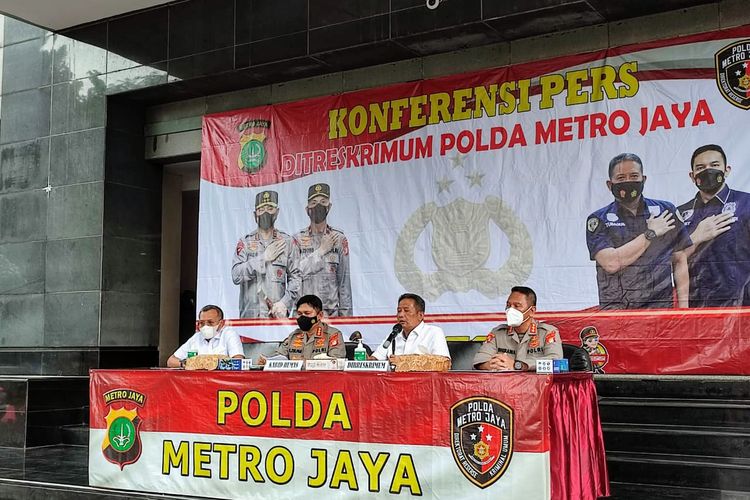 Kabid Humas Polda Metro Jaya Kombes Endra Zulpan (kedua kiri) bersama Dirreskrimum Polda Metro Jaya Kombes Tubagus Ade (kedua kanan) saat pengungkapan kasus penembakan yang terjadi di Exit Tol Bintaro, di Polda Metro Jaya, Selasa (30/11/2021).