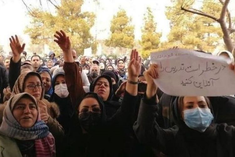 Para orang tua ketakutan untuk mengizinkan anak-anak perempuan mereka ke sekolah dan menyerukan pembelajaran online. Ratusan siswi di Iran diracun.