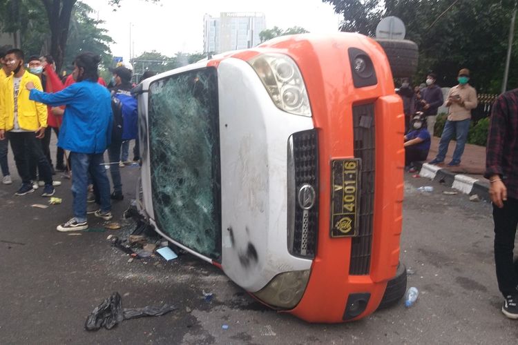 Mobil Pam Obvit milik Polresta Palembang dirusak massa aksi demo penolakan RUU Omnibus Law Cipta  Kerja yang berlangsung di depan gedung DPRD Sumsel, Rabu (8/10/2020l).