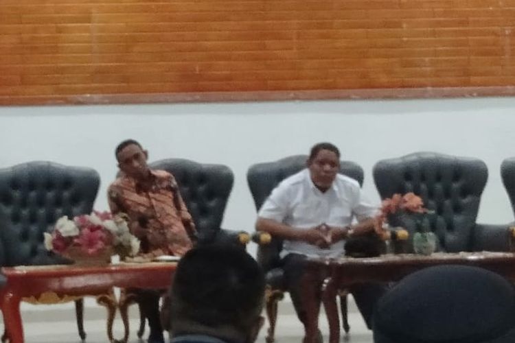 Wali Kota Tual Adam Rahayaan (keneja putih) saat memimpin pertemuan dengan Forkopinda Kota Tual untuk membahas penanganan bentrok warga di Kota Tual, Kamis sore (2/2/2023)
