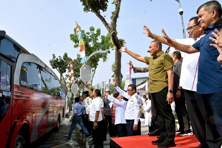 Gubernur Sumut Edy Rahmayadi (kemeja coklat) melepas keberangkatan bus Mudik Gratis Bermartabat di depan kantor gubernur, Rabu (19/4/2023). 