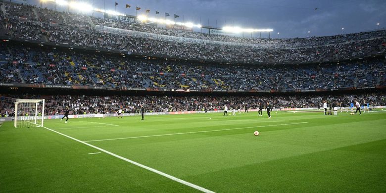 Para fans Eintracht Frankfurt menguasai tribune atas Camp Nou jelang laga leg kedua perempat final Liga Europa melawan Barcelona pada Jumat (15/4/2022) dini hari WIB.