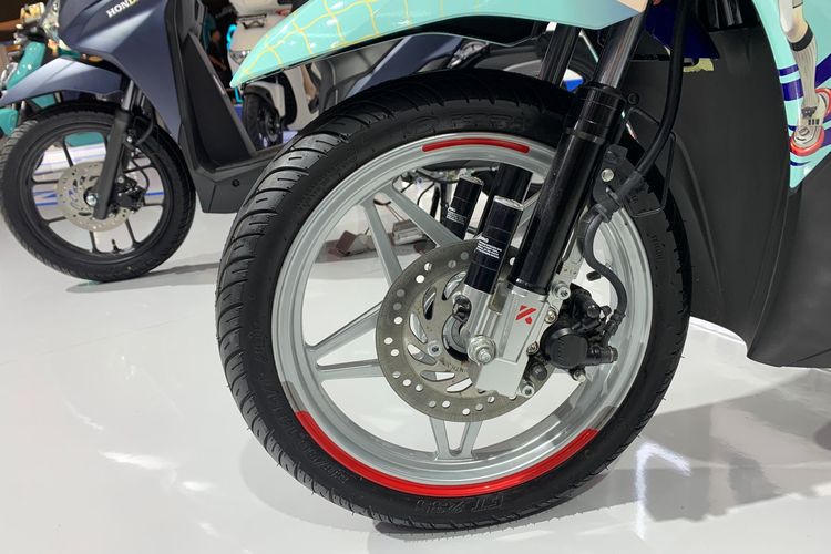 Modifikasi Honda BeAT X Kobo Anaeru pakai pelek motif bintang dan sokbreker depan KTC.