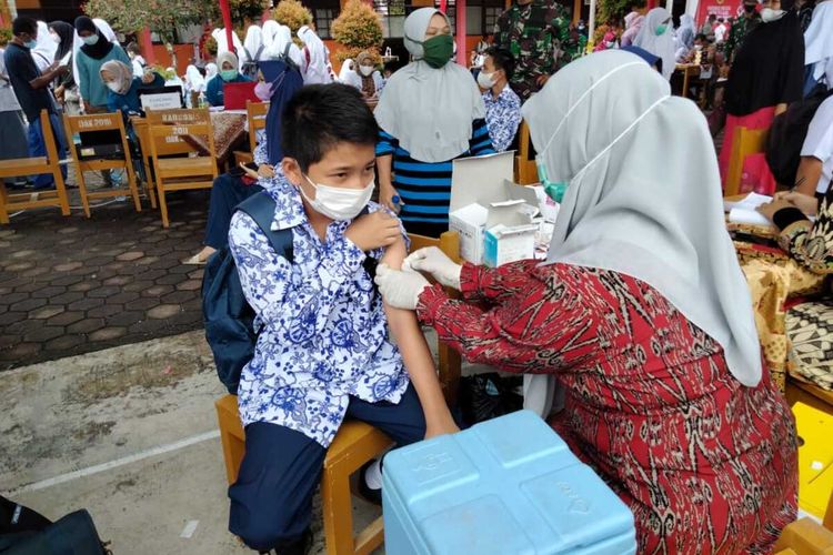 Seorang pelajar mendapatkan vaksinasi yang digelar BIN Sumbar, Kamis (19/8/2021) di Padang Pariaman