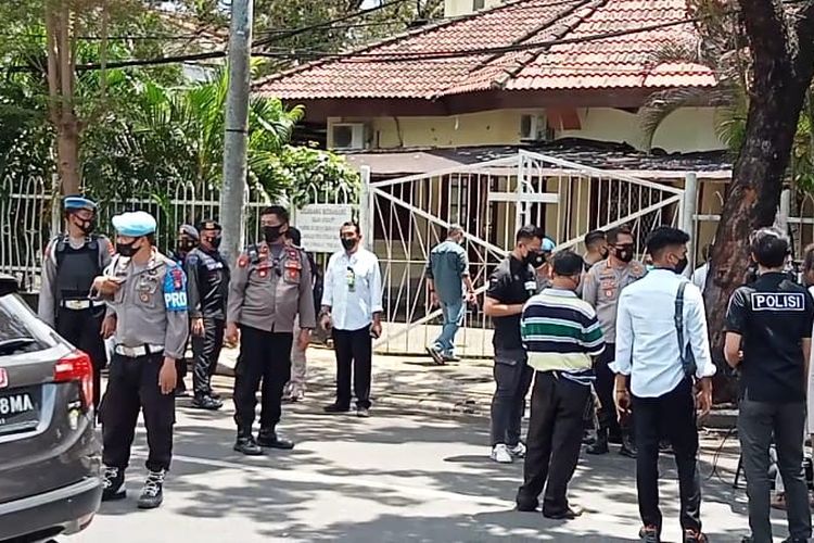 Polisi menggelar olah TKP di depan Gereja Katedral Makassar, Jalan Kajaolalido, Kecamatan Ujung Pandang, Sulawesi Selatan, Senin (29/3/2021).