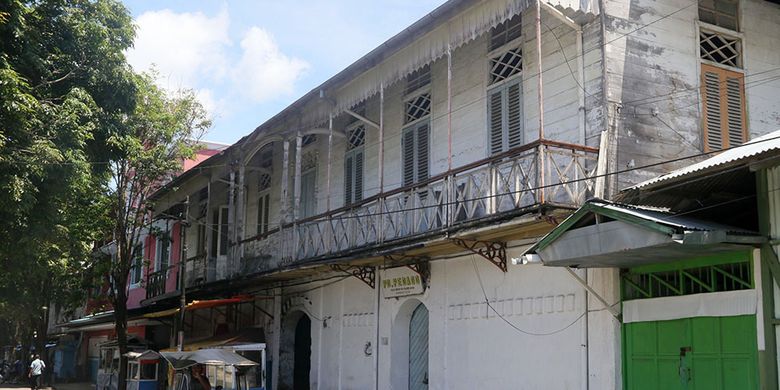 Bangunan bekas kantor kopra fond yang berada di Kota Kolonial Gorontalo. Bangunan ini menjadi simbol kejayaan kopra masa kolonial.