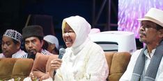 Risma Ikut Berselawat di Surabaya, Jemaah Sebut Rindu akan Kepemimpinannya