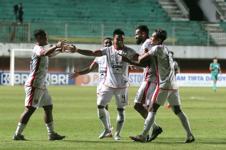 Penyerang Borneo FC, Francisco Torres, melakukan selebrasi bersama rekan setimnya usai menjebol gawang Persiraja Banda Aceh dalam laga Liga 1 2021-2022 di Stadion Maguwoharjo, Minggu 5 Desember 2021.