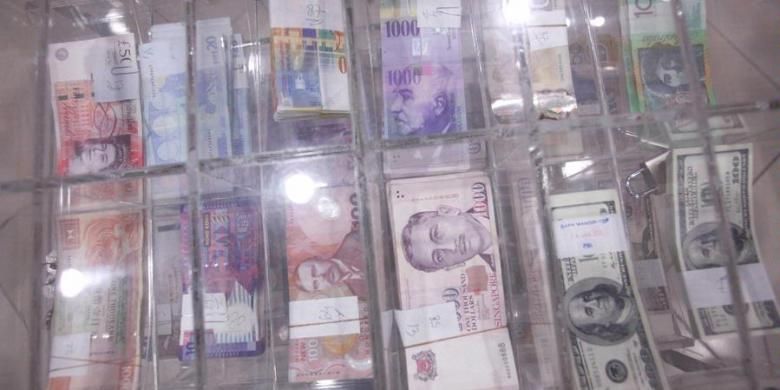 Petugas memilah valuta asing di Cash Center Bank Mandiri di Jakarta, Jumat (4/1/2013). 
