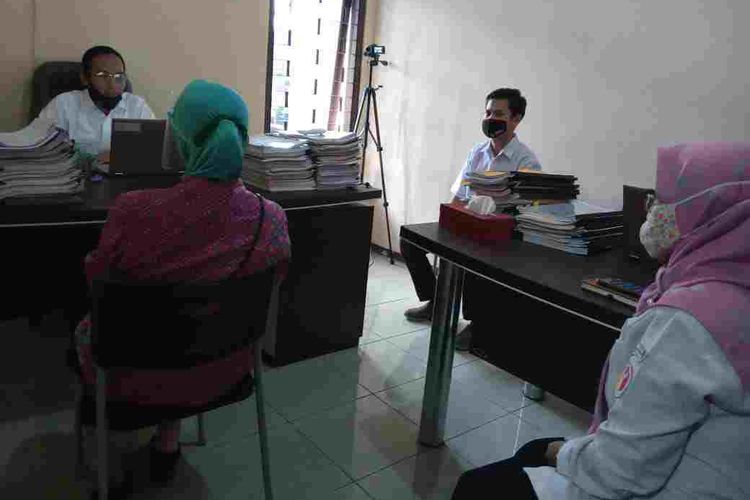 Calon Bupati Semarang Bintang Narsasi menjalani pemeriksaan Bawaslu Kabupaten Semarang.