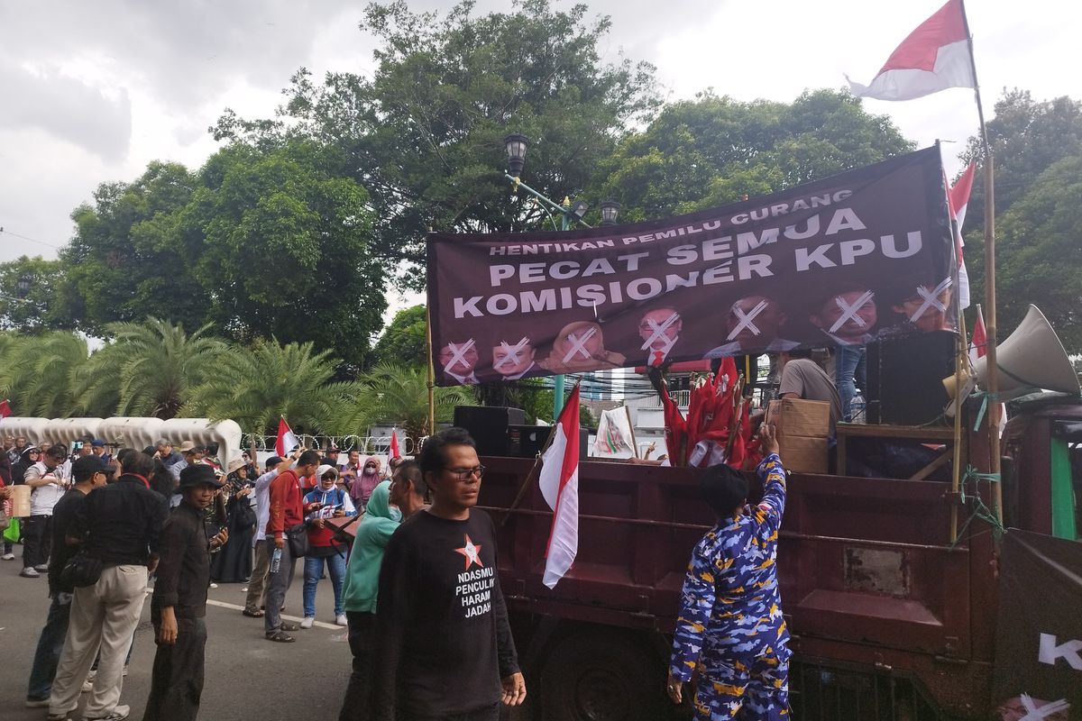 Suasana Demo tolak Pemilu curang di KPU RI, Jakarta Pusat, Jumat (23/2/2024)