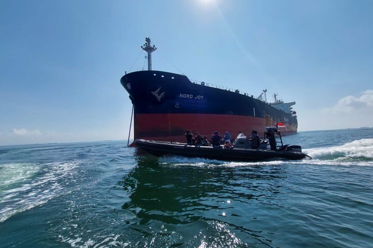 Tanker Nord Joy berbendera Panama yang diamankan TNI AL pada 30 Mei 2022.