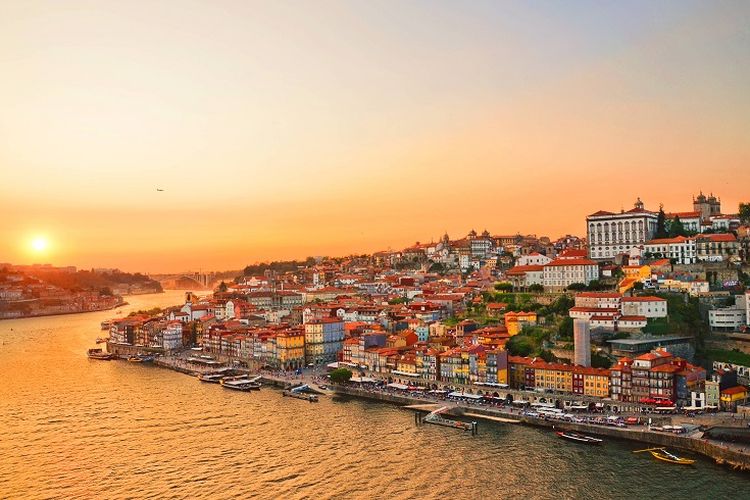 Ilustrasi Portugal - Pemandangan matahari terbenam di Porto.