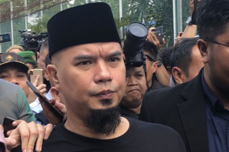 Ahmad Dhani keluar dari LP Cipinang, Jakarta Timur, Senin (30/12/2019). (KOMPAS.com/Revi C Rantung )