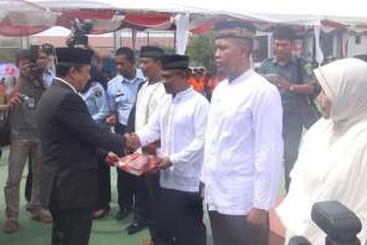 Asisten III Pemerintahan Aceh Syahrol Badrudin menyerahkan berkas remisi secara simbolis kepada warga binaan Lembaga Pemasyarakatan Kelas II A Banda Aceh saat merayakan HUT Kemerdekaan RI ke71. Sebanyak 2537 warga binaan di Propinsi Aceh mendapatkan remisi umum I tahun 2016.
