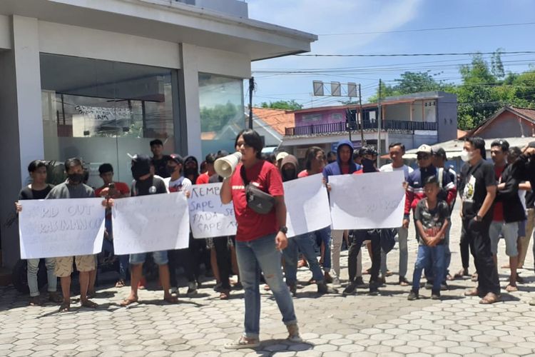 Atas hasil tim yang kurang bagus selama berlangsungnya Liga 1 2021, sejumlah suporter Madura United melakukan demo dikantor Manejemen di Pamekasan, Minggu (7/11/2021) siang.