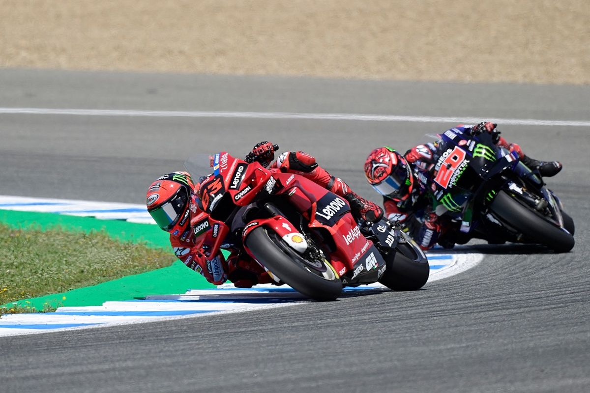 Pebalap Ducati, Francesco Bagnaia (depan), dan rider andalan Monster Energy Yamaha Fabio Quartararo (belakang) sedang membalap pada MotoGP Spanyol di Sirkuit Jerez, 1 Mei 2022. Bagnaia saat ini memimpin klasemen MotoGP 2022 kategori pebalap dengan keunggulan 14 poin atas Quartararo. Terkini, Fabio Quartararo gagal mempertahankan gelar juara dunianya setelah kalah dari Franesco Bagnaia pada race pamungkas musim ini, MotoGP Valencia 2022, Minggu (7/11/2022).