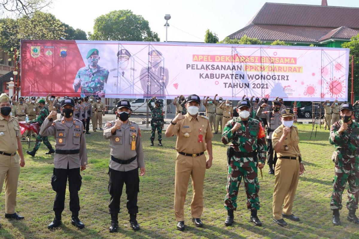 Bupati Wonogiri Joko Sutopo (Jekek) bersama Forkopimda dan seluruh peserta apel mengepal tangan sebagai bentuk komitmen bersama untuk memutus mata rantai penularan covid-19 di masa PPKM Darurat digelar di Kabupaten Wonogiri, Jumat (2/7/2021)