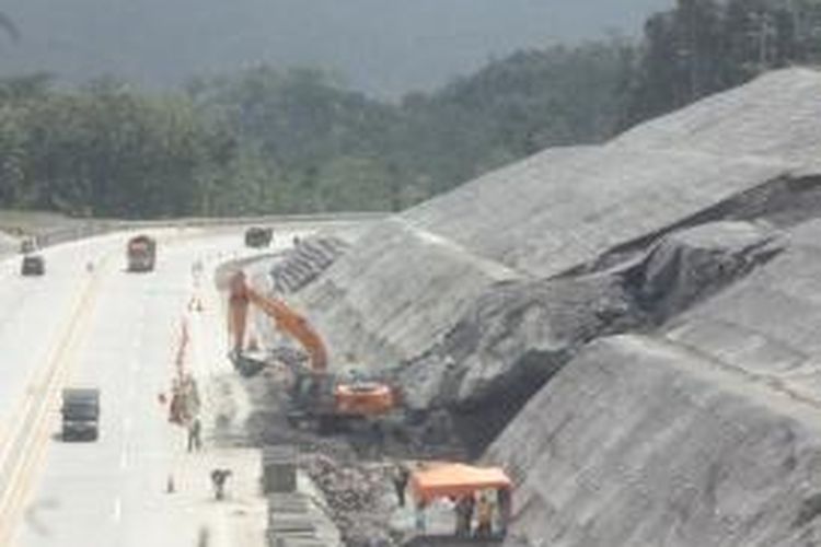 Talut tebing jalan tol Ungaran-Bawen longsor di km 36 400, desa Kandangan, Bawen.