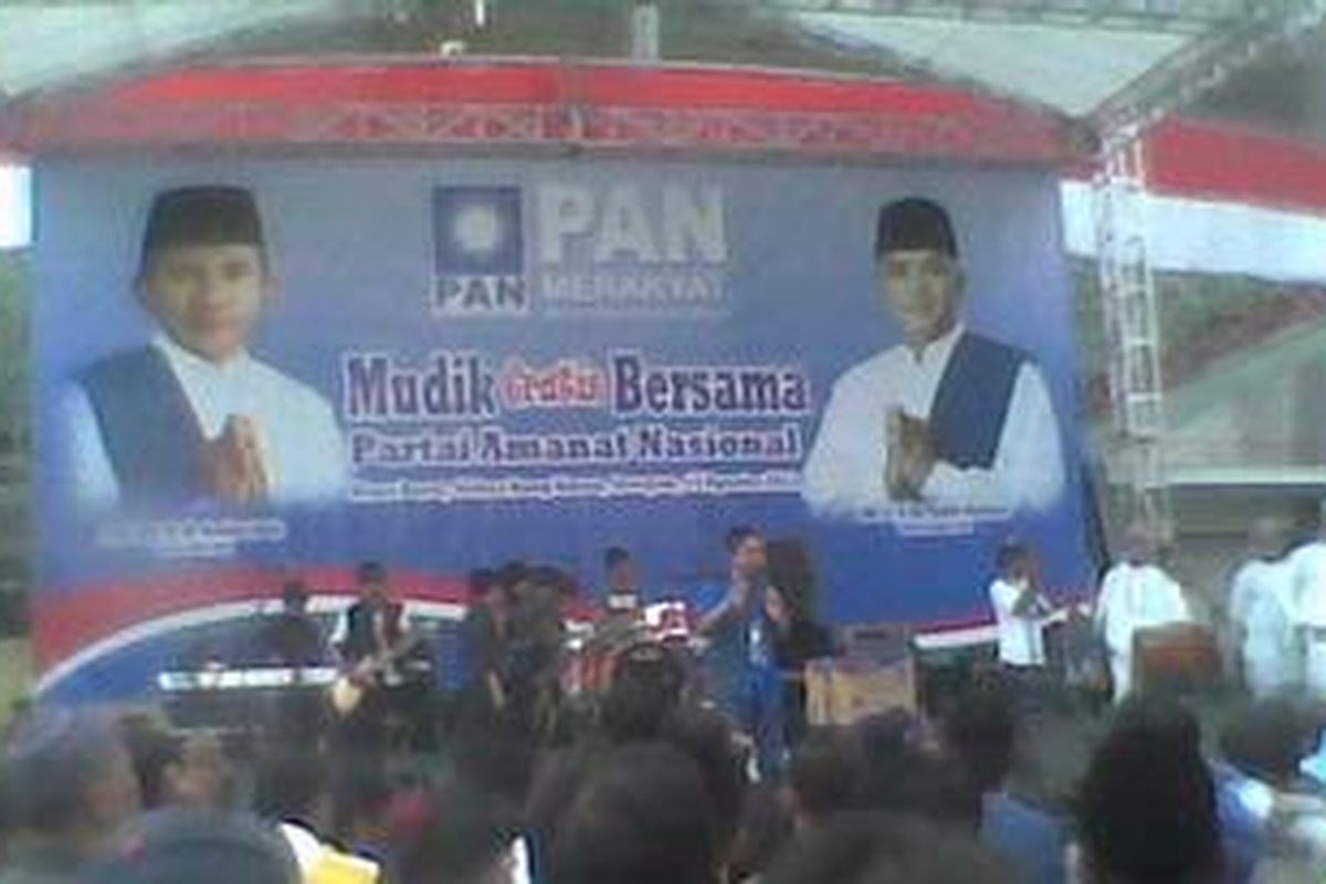 Mudik gratis Partai Amanat Nasional (PAN) di Plaza Barat Senayan, Jakarta, Rabu (15/8/2012).