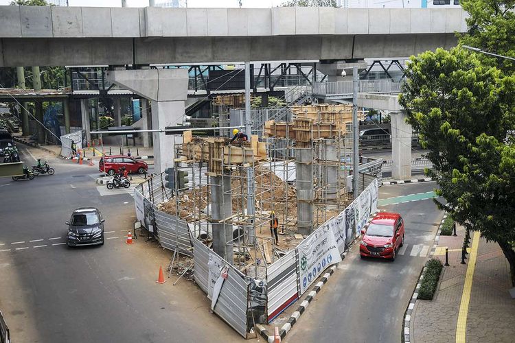 Pekerja menyelesaikan pembangunan skybridge di Halte TransJakarta Centrale Stichting Wederopbouw (CSW) koridor 13, Jakarta, Rabu (8/7/2020). Skybridge atau Jembatan Penyeberangan Multiguna (JPM) yang akan terintegrasi antara Stasiun MRT ASEAN dengan Halte TransJakarta CSW tersebut ditargetkan rampung pada akhir 2020.