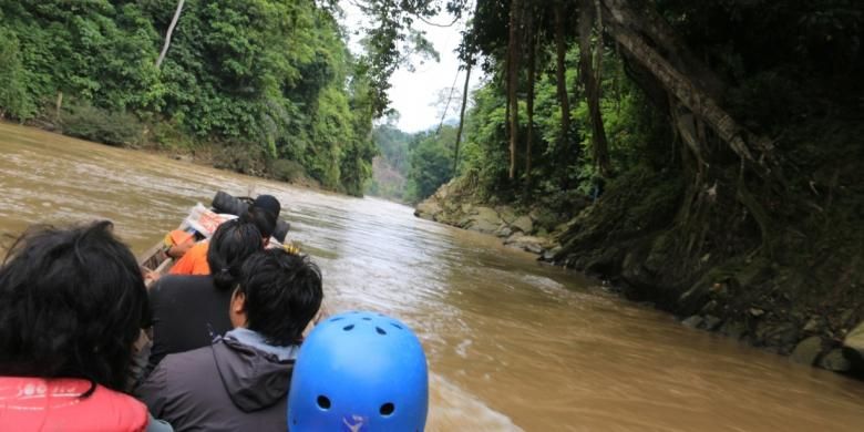 Wisatawan lokal selepas melewati rute arung jeram di Lawe Alas, Aceh Tenggara, Aceh. 