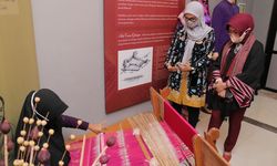 Berkunjung ke Bangka Belitung, Istri Menteri Desa Diperkenalkan Kain Tenun Cual