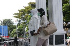 BERITA FOTO: Merthy Kushandayani, Istri Teddy Minahasa Bawa Tas Louis Vuitton Rp 35 Juta di Sidang Suaminya